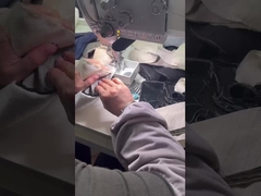 컴퓨터화 된 팔 구멍에 어깨 패드를 고정하고 가장자리를 절단하는 바느질 기계